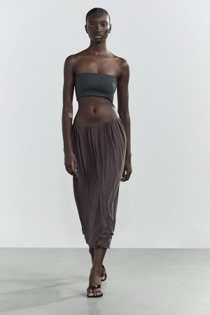 топ ЦВЕТ как на первом фото ТОП-БАНДО С МОЛНИЕЙ (BANDEAU-TOP MIT REISSVERSCHLUSS) Верх из полиамидной смесовой ткани. Прямой вырез и открытые плечи. Боковая молния. СОСТАВ МАТЕРИАЛА, ИНСТРУКЦИИ ПО УХО
