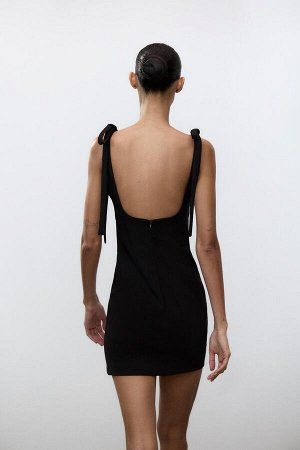 платье ЦВЕТ как на первом фото КОРОТКОЕ ПЛАТЬЕ С БАНТАМИ (KURZES KLEID MIT SCHLEIFEN) Короткое облегающее платье с квадратным вырезом и бретелями с бантами. внутренняя подкладка. Потайная молния в зад