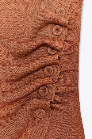 топ ЦВЕТ как на первом фото ВЯЗАНЫЙ ТОП С ОБОРКАМИ (GERAFFTES SCHULTERFREIES STRICKTOP) Топ с открытыми плечами и широким круглым вырезом. Собранный фронт. Боковые кнопки того же цвета. СОСТАВ МАТЕРИА