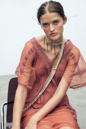 платье ЦВЕТ как на первом фото ПЛАТЬЕ ИЗ ТЮЛЯ С ВЫШИВКОЙ (T?LLKLEID MIT STICKEREI) Платье средней длины из тюлевой ткани. V-образный вырез и короткие рукава. Кружевные детали и вышивка того же цвета. 