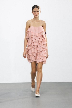 платье ЦВЕТ как на первом фото ПЛАТЬЕ С ПЛАТЬЯМИ КОЛЛЕКЦИЯ ZW (KLEID MIT VOLANTS ZW COLLECTION) ЖЕНСКАЯ КОЛЛЕКЦИЯ ZARA Короткое платье из вискозной пряжи. Прямой вырез и узкие бретели. Детали с оборка