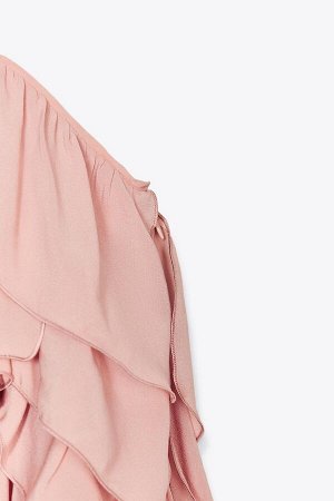 платье ЦВЕТ как на первом фото ПЛАТЬЕ С ПЛАТЬЯМИ КОЛЛЕКЦИЯ ZW (KLEID MIT VOLANTS ZW COLLECTION) ЖЕНСКАЯ КОЛЛЕКЦИЯ ZARA Короткое платье из вискозной пряжи. Прямой вырез и узкие бретели. Детали с оборка