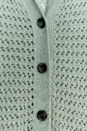 топ ЦВЕТ как на первом фото Укороченный кардиган с воротником-поло (STRICKPULLOVER MIT POLOKRAGEN IM CROPPED-DESIGN) Свитер из трикотажного полотна. Воротник-поло и длинные рукава. Застежка на пуговиц