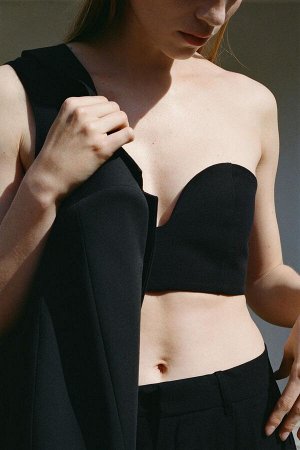 топ ЦВЕТ как на первом фото Топ-бандо с вырезом в форме сердца (BANDEAU-TOP MIT HERZAUSSCHNITT) Топ бандо из 23% льна. Вырез сердечком и открытые плечи. Застежка на крючок сзади. СОСТАВ МАТЕРИАЛА, ИНС