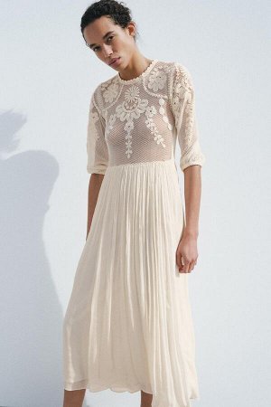 платье ЦВЕТ как на первом фото ПЛАТЬЕ С ВЫШИВКОЙ, КОЛЛЕКЦИЯ ZW (KLEID MIT STICKEREI, ZW COLLECTION) КОЛЛЕКЦИЯ ZARA WOMAN Платье средней длины с круглым вырезом и рукавами 3/4 с эластичными манжетами. 