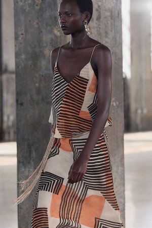 платье ЦВЕТ как на первом фото ПЛАТЬЕ ИЗ ЖОРЖЕТА С ПРИНТОМ (BEDRUCKTES GEORGETTE-KLEID) Длинное платье из 100% вискозной пряжи. V-образный вырез и узкие бретели. Комбинация материалов ткани в одном цв