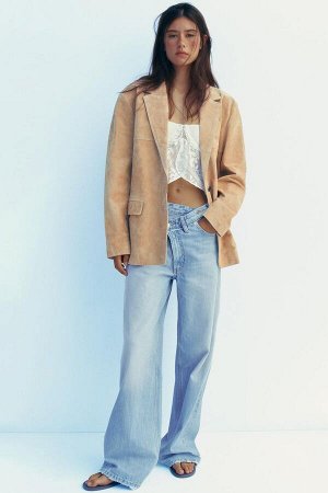 пиджак ЦВЕТ как на первом фото ЗАМШЕВЫЙ ПИДЖАК 100% (WILDLEDER-BLAZER 100 %) Блейзер из 100% замши. Воротник-лацкан, V-образный вырез, длинные рукава. Передние карманы с клапанами. Подкладка из комбин