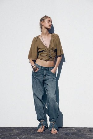 топ ЦВЕТ как на первом фото ЛЬНЯНАЯ БЛУЗКА С ПЛОСКИМ РУКАВОМ (BLUSE MIT FLACH?RMELN UND LEINEN) Льняная блузка. V-образный вырез и широкие короткие рукава. Деталь со сборками и эластичным узором в вид
