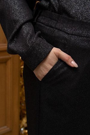 Брюки Цвет:
черный
Состав:
60%ПЭ 35%Вискоза 5%Эластан
Длина изделия:
110 см
Размер модели:
56
Рост модели:
171 см
Свободные брюки палаццо из ткани металлик представляют собой гармоничное сочетание тра