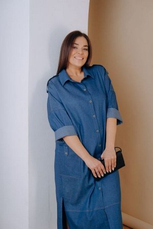 Платье Цвет:
синий
Состав:
95% хлопок 5% Эластан
Длина изделия:
123 см
Размер модели:
54
Рост модели:
171 см
Платье-рубашка прямого силуэта из джинсовой ткани. По центру переда  застежка на петли-пуго