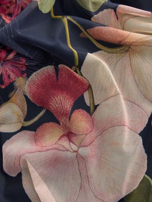 Платье миди с цветочным принтом, синим и тёмно-синим от Kew Collection, с сеткой на шее и оборками