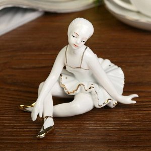 Сувенир керамика "Балерина после репетиции" белая с золотом 10х13х10,5 см