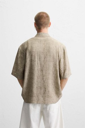 Рубашка ЦВЕТ как на первом фото РУБАШКА ИЗ ЖАККАРДОВОЙ ВИСКОЗЫ (JACQUARD-VISKOSEHEMD) Рубашка свободного кроя из струящейся вискозной ткани. Воротник-лацкан и короткие рукава. Застежка на пуговицы спе