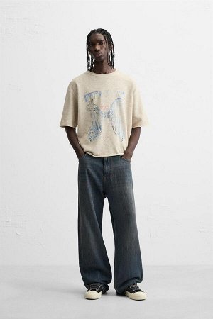 Футбока ЦВЕТ как на первом фото ФУТБОЛКА С ВЫТЁРНУТЫМ ПРИНТОМ (T-SHIRT MIT PRINT IN VERWASCHENER OPTIK) Футболка свободного кроя из хлопковой пряжи. Круглый вырез и короткие рукава. Контрастные принты