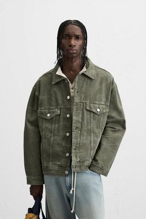 Жакет ЦВЕТ как на первом фото ДЖИНСОВАЯ КУРТКА ИЗ СТИРАННОЙ ДЖИНСЫ (VERWASCHENE DENIM-JACKE) Джинсовая куртка свободного кроя из хлопкового денима. Воротник с лацканами и длинные рукава с манжетами на