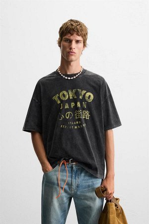 Футбока ЦВЕТ как на первом фото ФУТБОЛКА С ВЫТЁРНУТЫМ ПРИНТОМ (T-SHIRT MIT PRINT IN VERWASCHENER OPTIK) Футболка свободного кроя. Круглый вырез и короткие рукава. Контрастный комбинированный принт спе