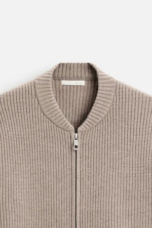 Трикотаж ЦВЕТ как на первом фото КАРДИГАН НА МОЛНИИ (STRICKJACKE MIT REISSVERSCHLUSS) Кардиган прямого кроя. Воротник с ребристыми манжетами и длинными рукавами. Карманы на бедрах. Ребристые манжеты. 