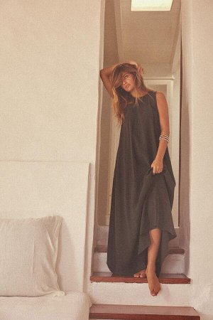 платье ЦВЕТ как на первом фото СТРУЯЩЕЕСЯ ОБЪЕМНОЕ МИДИ-ПЛАТЬЕ (FLIESSENDES VOLUMIN?SES MIDIKLEID) Платье миди из струящейся ткани. Круглый вырез и безрукавка. Потайная молния в заднем шве. СОСТАВ МАТ