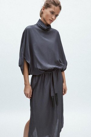 платье ЦВЕТ как на первом фото ПЛАТЬЕ С КОНТРАСТНЫМ ПОЯСОМ (KLEID MIT ABGESETZTEM G?RTEL) Платье средней длины из смесовой вискозной ткани. Драпированный воротник-стойка и широкие рукава до локтя. Рем