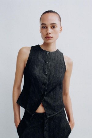 топ ЦВЕТ как на первом фото ДЖИНСОВЫЙ ЖИЛЕТ TRF (DENIM-WESTE TRF) Свитер с круглым вырезом. Застежка на пуговицы спереди. СОСТАВ МАТЕРИАЛА, ИНСТРУКЦИИ ПО УХОДУ И ПРОИСХОЖДЕНИЕ СОСТАВ МАТЕРИАЛА НАРУЖНЫ