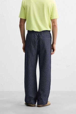 Брюки ЦВЕТ как на первом фото СВОБОДНЫЕ БРЮКИ ИЗ САРПАНТИНА (RELAXED-FIT-SEERSUCKER-HOSE) Брюки свободного кроя из эластичной ткани. Эластичный, регулируемый пояс со шнурком. Складки спереди. Передние