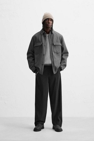 Жакет ЦВЕТ как на первом фото ВЕРХНЯЯ РУБАШКА С КАРМАНАМИ (OVERSHIRT MIT TASCHEN) Верхняя рубашка свободного кроя. Отложной воротник и длинные рукава с застежкой на пуговицы. На груди накладные карман