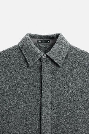 Жакет ЦВЕТ как на первом фото РУБАШКА ИЗ БУКЛЕ (BOUCL?-OVERSHIRT) Верхняя рубашка свободного кроя. Отложной воротник. Длинные рукава с манжетами на пуговицах. Боковые карманы. Потайная застежка на пуг