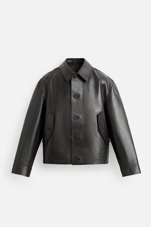 Жакет ЦВЕТ как на первом фото КОЖАНАЯ КУРТКА С КАРМАНАМИ (LEDERJACKE MIT TASCHEN) Короткая кожаная куртка. Воротник с лацканами и длинные рукава с манжетами на пуговицах. Накладные карманы на бедрах. 