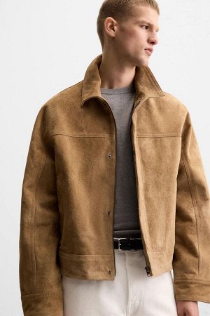 Жакет ЦВЕТ как на первом фото КУРТКА ИЗ ЗАМШИ (WILDLEDERJACKE) Короткая замшевая куртка. Воротник с лацканами и длинные рукава с манжетами на пуговицах. Набедренные карманы и внутренний карман. Скрыта