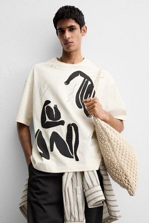 Футбока ЦВЕТ как на первом фото ФУТБОЛКА С НАШИВКОЙ (T-SHIRT MIT PRINT-AUFN?HER) Футболка свободного кроя. Круглый вырез и короткие рукава. Комбинированные принты с нашивками спереди. СОСТАВ МАТЕРИАЛА
