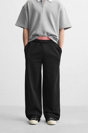 Брюки ЦВЕТ как на первом фото Широкие брюки-джоггеры (WIDE-FIT-JOGGER) Широкие спортивные брюки из хлопчатобумажной ткани с махровой подкладкой. Эластичный пояс с регулируемым шнурком. Боковые карманы