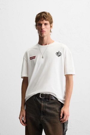Футбока ЦВЕТ как на первом фото ФУТБОЛКА С ГОНОЧНЫМ ПРИНТОМ (T-SHIRT MIT RACING-PRINT) Футболка свободного кроя. Круглый вырез и короткие рукава. Комбинированные контрастные принты спереди и сзади. СО