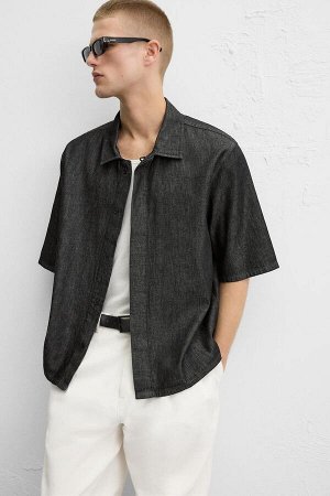Рубашка ЦВЕТ как на первом фото Свободная джинсовая рубашка (DENIM-HEMD IM RELAXED-FIT) Рубашка свободного кроя из нестираного хлопкового денима. Из-за этого поначалу материал выглядит жестким, но со 