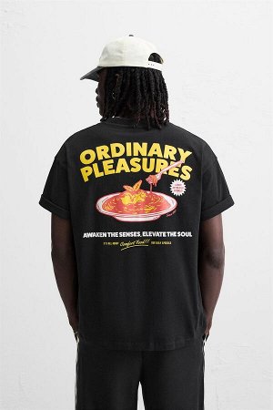 Футбока ЦВЕТ как на первом фото ФУТБОЛКА С КОНТРАСТНЫМ ПРИНТОМ (T-SHIRT MIT ABGESETZTEM PRINT) Футболка свободного кроя. Круглая горловина. Короткие рукава. Контрастные принты спереди и сзади. СОСТАВ 