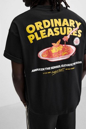 Футбока ЦВЕТ как на первом фото ФУТБОЛКА С КОНТРАСТНЫМ ПРИНТОМ (T-SHIRT MIT ABGESETZTEM PRINT) Футболка свободного кроя. Круглая горловина. Короткие рукава. Контрастные принты спереди и сзади. СОСТАВ 