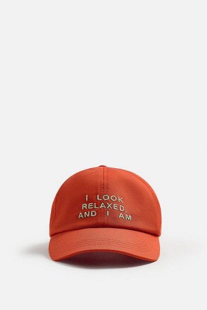 Шорты ЦВЕТ как на первом фото БЕЙСБОЛКА С ВЫШИТЫМИ НАДПИСЯМИ (BASEBALLCAP MIT GESTICKTEM SCHRIFTZUG) Хлопковая бейсболка с козырьком. Вышитая надпись спереди из контрастного материала. Регулируется сз