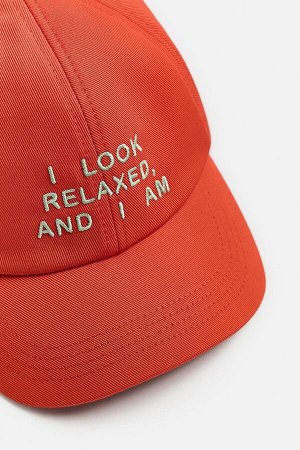 Шорты ЦВЕТ как на первом фото БЕЙСБОЛКА С ВЫШИТЫМИ НАДПИСЯМИ (BASEBALLCAP MIT GESTICKTEM SCHRIFTZUG) Хлопковая бейсболка с козырьком. Вышитая надпись спереди из контрастного материала. Регулируется сз