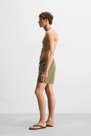 Шорты ЦВЕТ как на первом фото ОБЫЧНЫЕ ПЛАВКИ С ГЕОМЕТРИЧЕСКИМ РИСУНКОМ (REGUL?RE BADEHOSE MIT GEOMETRISCHEM MUSTER) Плавки-шорты из функциональной ткани. Эластичный пояс с завязкой. Боковые карманы и 