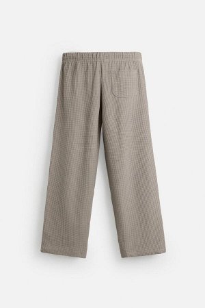 Брюки ЦВЕТ как на первом фото БРЮКИ СВОБОДНОГО КРОЯ С ТЕКСТУРНЫМ РИСУНКОМ (RELAXED-FIT-HOSE MIT STRUKTURMUSTER) Брюки свободного кроя из фактурной ткани. Эластичный пояс с завязкой. Боковые карманы на