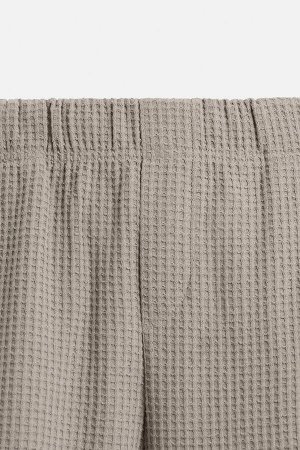 Брюки ЦВЕТ как на первом фото БРЮКИ СВОБОДНОГО КРОЯ С ТЕКСТУРНЫМ РИСУНКОМ (RELAXED-FIT-HOSE MIT STRUKTURMUSTER) Брюки свободного кроя из фактурной ткани. Эластичный пояс с завязкой. Боковые карманы на