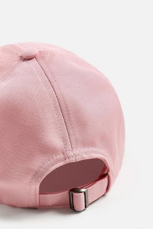 Шорты ЦВЕТ как на первом фото БЕЙСБОЛКА С ВЫШИТЫМИ НАДПИСЯМИ (BASEBALLCAP MIT GESTICKTEM SCHRIFTZUG) Бейсболка из хлопчатобумажной ткани. Вышитая надпись спереди из контрастного материала. Регулируетс
