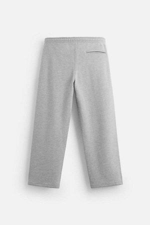 Брюки ЦВЕТ как на первом фото Тяжелые спортивные штаны (JOGGER-HOSE HEAVY WEIGHT) Спортивные брюки прямого кроя из плотной хлопчатобумажной ткани с махровой подкладкой. Эластичный пояс с завязкой внут