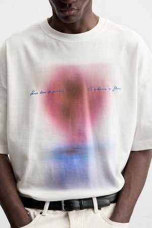 Футбока ЦВЕТ как на первом фото ФУТБОЛКА С КОНТРАСТНЫМ ПРИНТОМ (T-SHIRT MIT ABGESETZTEM PRINT) Футболка свободного кроя. Круглая горловина. Короткие рукава. Контрастный принт спереди. СОСТАВ МАТЕРИАЛА