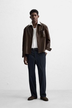 Жакет ЦВЕТ как на первом фото КОЖАНАЯ РУБАШКА (LEDER-OVERSHIRT) Кожаная рубашка прямого кроя. Воротник с лацканами и длинные рукава с манжетами на пуговицах. Накладной нагрудный карман. Закругленный п