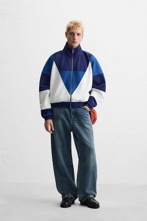 Свитшот ЦВЕТ как на первом фото РЕТРО ФУТБОЛЬНАЯ КУРТКА (RETRO-FUSSBALLJACKE) Куртка свободного кроя из структурированной функциональной ткани. Высокий воротник и длинные рукава. Потайные боковые карм