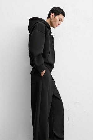Брюки ЦВЕТ как на первом фото БРЮКИ СВОБОДНОГО КРОЯ (RELAXED-FIT-HOSE) Брюки широкого кроя. Передние карманы и накладные задние карманы с клапаном. Застежка-молния и пуговица спереди. СОСТАВ МАТЕРИАЛА