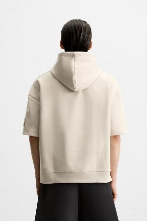 Свитшот ЦВЕТ как на первом фото ТЕХНИЧЕСКАЯ ТОЛСТОВКА С КАПЮШОНОМ (TECHNISCHES KAPUZENSWEATSHIRT) Толстовка свободного кроя с капюшоном из плотной эластичной хлопковой ткани. Регулируемый капюшон и ко