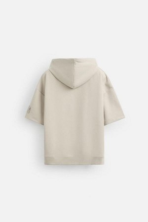 Свитшот ЦВЕТ как на первом фото ТЕХНИЧЕСКАЯ ТОЛСТОВКА С КАПЮШОНОМ (TECHNISCHES KAPUZENSWEATSHIRT) Толстовка свободного кроя с капюшоном из плотной эластичной хлопковой ткани. Регулируемый капюшон и ко