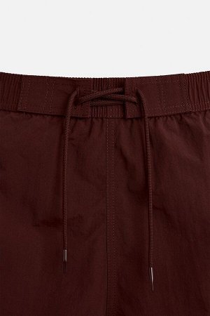 Шорты ЦВЕТ как на первом фото ДЛИННЫЕ ПЛАВКИ СО ШНУРОМ (LANGE BADEHOSE MIT KORDE) Плавки из функциональной ткани. Эластичный пояс с завязкой. Боковые карманы и накладной задний карман. внутренняя подк