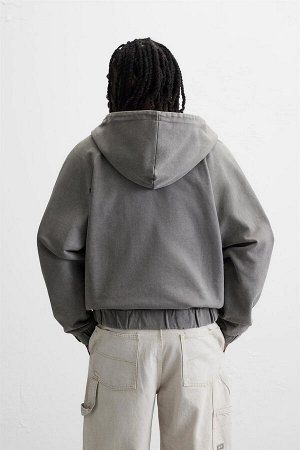 Свитшот ЦВЕТ как на первом фото СЛИТАЯ КОФТА НА МОЛНИИ (VERWASCHENES SWEATSHIRT MIT REISSVERSCHLUSS) Толстовка с капюшоном свободного кроя. Капюшон и длинные рукава. Поясная сумка спереди. Эластичные 